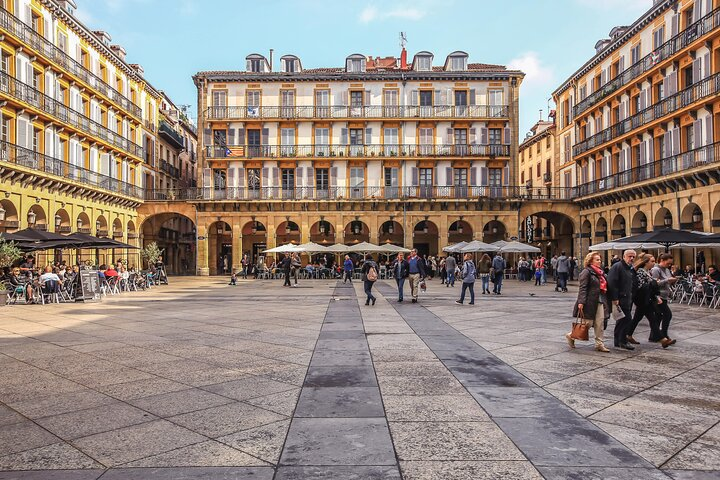 San Sebastian: Old Town Outdoor Escape Game - Photo 1 of 6