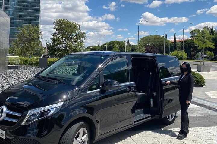 Shuttle Transfer Arrivals: Madrid Airport to City Center - Photo 1 of 4