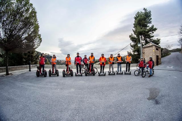 Granada Experience: Alhambra Walking Tour Including Bike or Segway Ride in Sacromonte and Albaizin