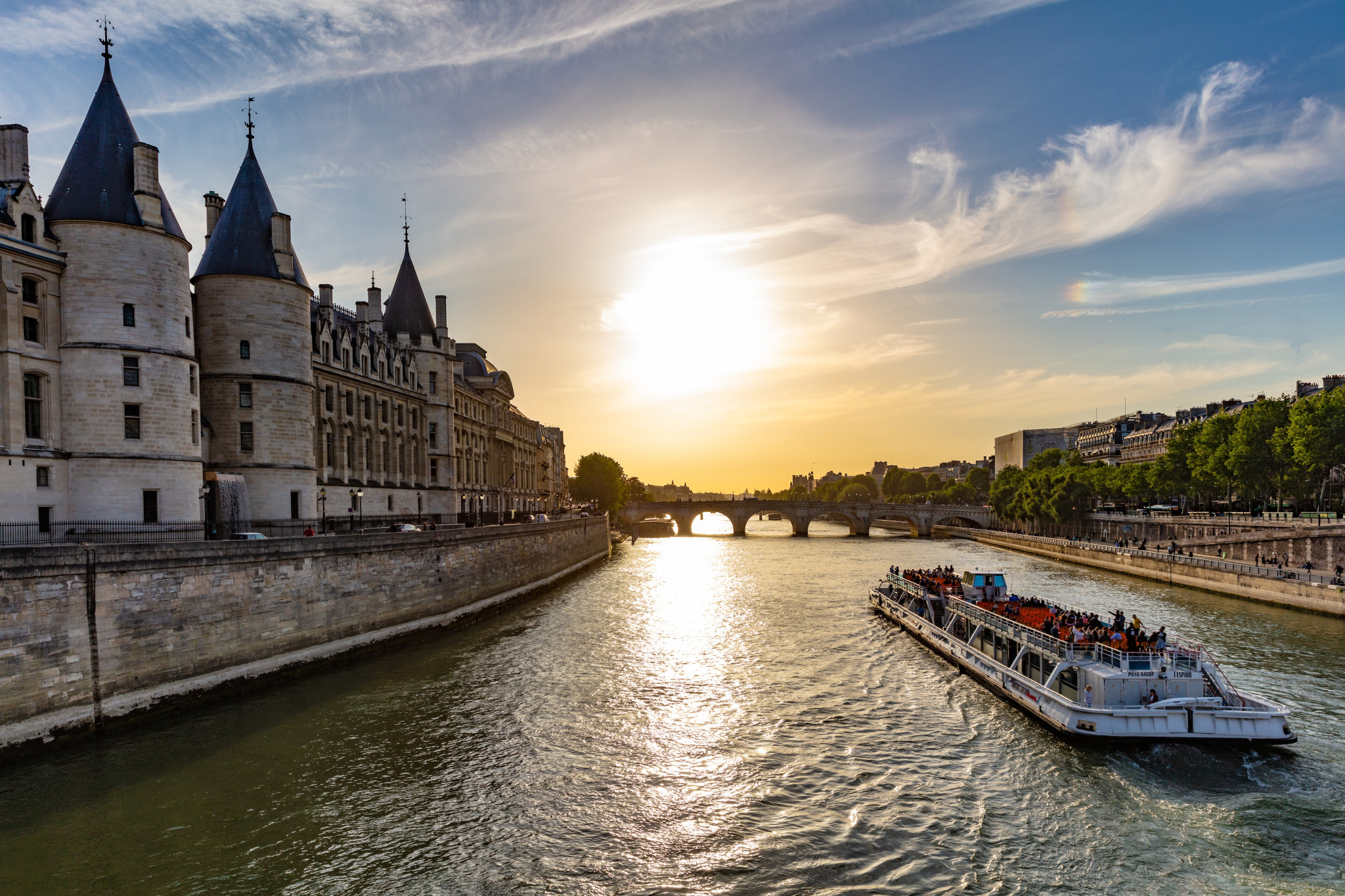 ล่องเรือในแม่น้ำแซนโดย Bateaux Mouches พร้อมตัวเลือก อาหารกลางวัน/อาหารเย็น - Photo 1 of 15