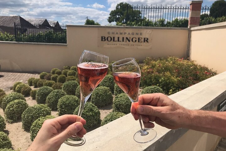 A stop in front of the Bollinger estate with a glass of rosé champagne