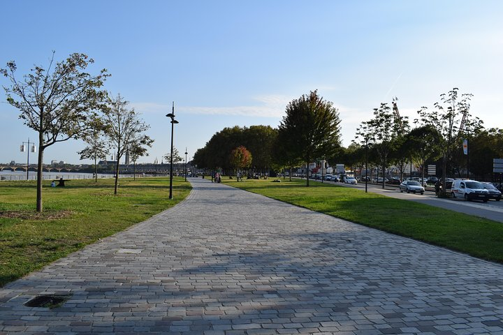 Grand tour of Bordeaux by bike - Photo 1 of 5