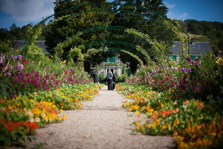 Monet's main alley / garden