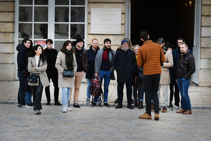 Discovery of the historic center of Nancy. Departure of the visit on Place Stanislas and its immaculate cobblestones.