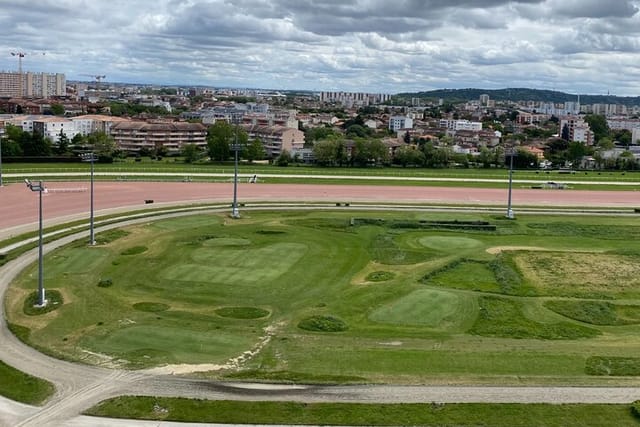 life-size-9-hole-mini-golf-in-toulouse_1