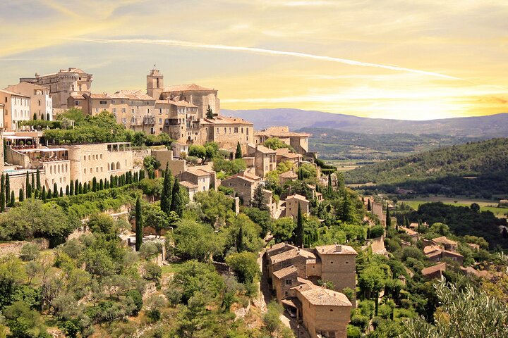 Panoramic view of Gordes and the Luberon mountains