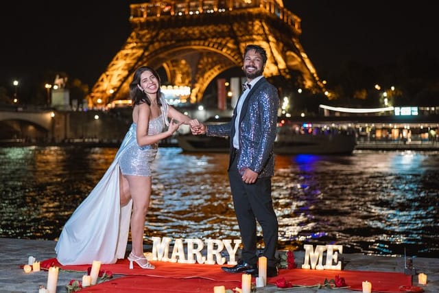 Couple engagement night photoshooting on the River Banks with the view of the Eiffel Tower