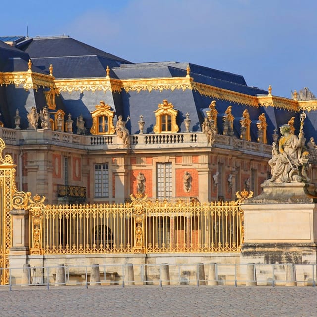 palace-of-versailles-entrance-with-gardens-estate-of-trianon-bike-tour_1