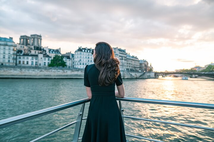 Be inspired by the most beautiful avenue in Paris, the Seine