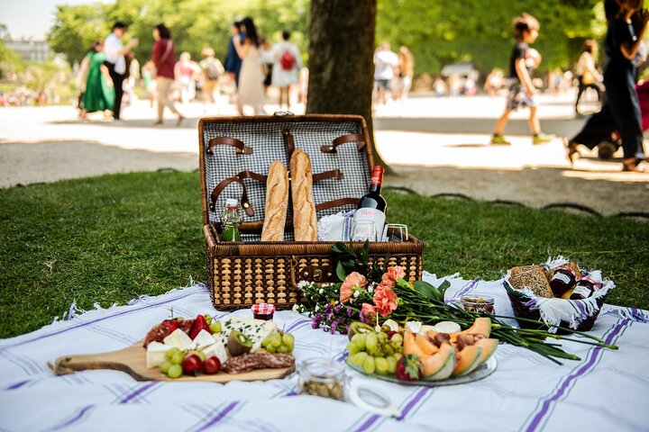 Parisian Romantic Picnic - Photo 1 of 7