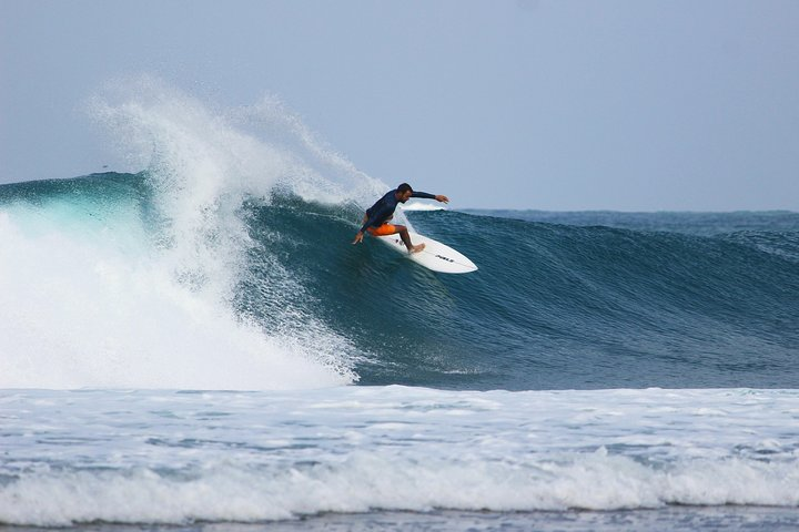 Surfing lessons in the Basque Country - Photo 1 of 5