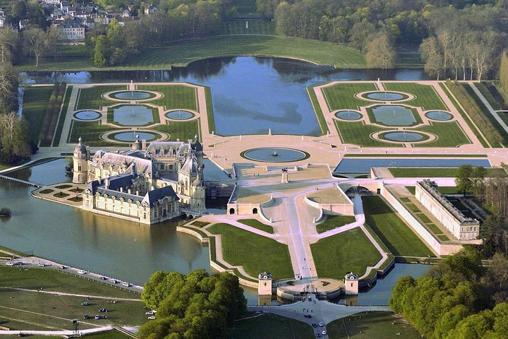 Transfer Paris - Chantilly or Montvillargenne