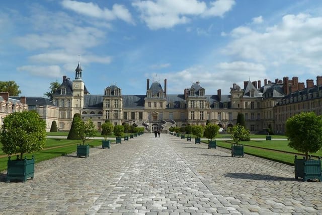 Round transfer to Fontainebleau and Vaux le Vicomte from Paris - Photo 1 of 6