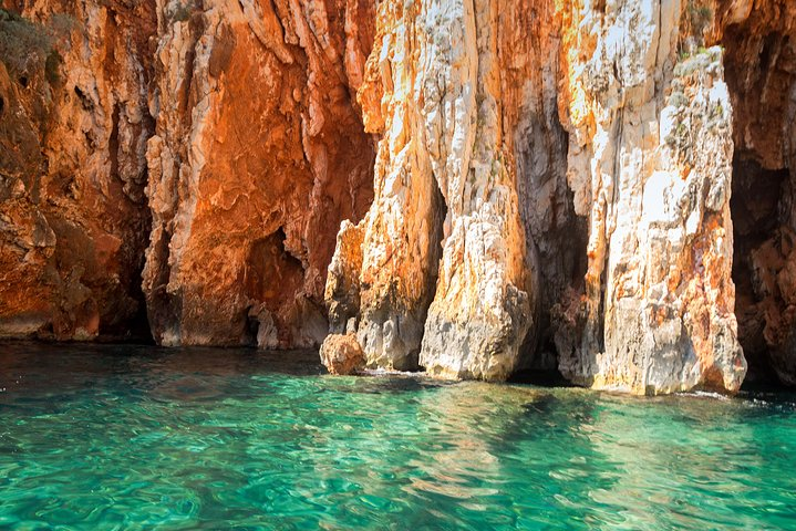 Red rocks & Hells' islands private getaway tour - Photo 1 of 21