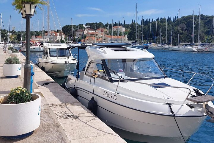 Speedboat transfer from Hvar town (Water taxi transfer) to Airport Split - Photo 1 of 17