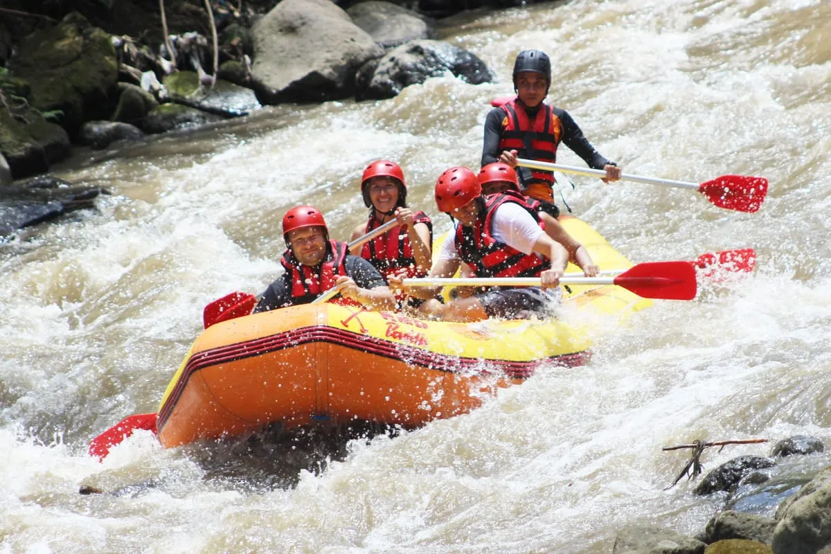 Arung Jeram Sungai Ayung Bali dengan Red Paddle