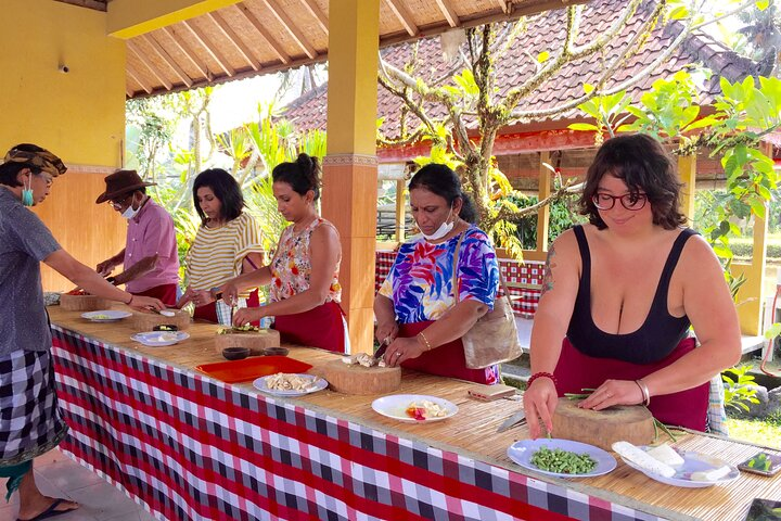 Bali Cooking Class with Hotel Pick-up - Photo 1 of 5