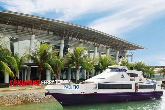 Arrival/Departure by the ferry terminal