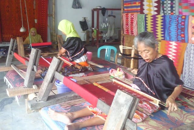 Sukarara weaving village