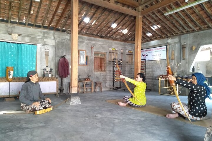 Traditional Javanese Archery Class - Photo 1 of 9