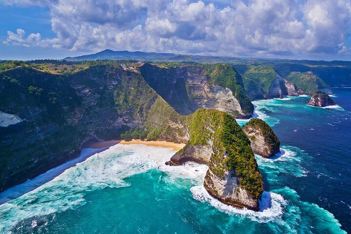 Experience the breathtaking view of Kelingking Beach from above during our Balicopter helicopter tour.