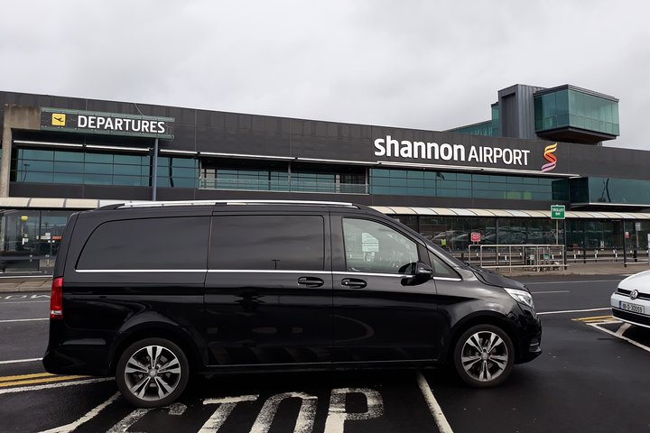 Mercedes Benz V-Class - Business Van
Finished in Obsidian Black, with luxury interiors, the client benefits from both comfort and space. The V-Class can transport up to 6 passengers.