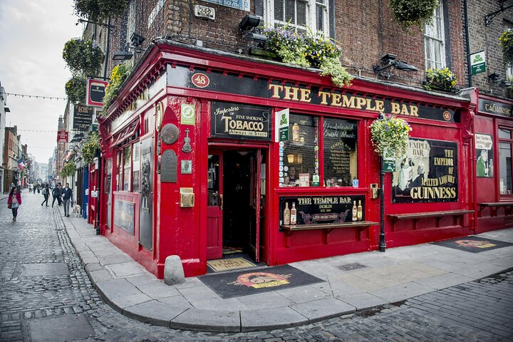 Dublin Old Town: Famous Pubs Outdoor Escape Game - Photo 1 of 7