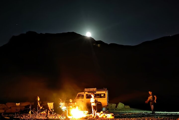 moonrise, campfire fun in Ramon crater