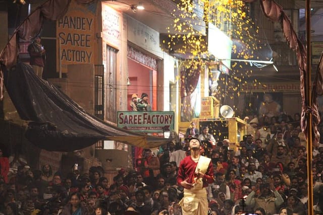 evening-arti-ceremony-the-light-performance-on-the-bank-of-ganges-in-varanasi_1