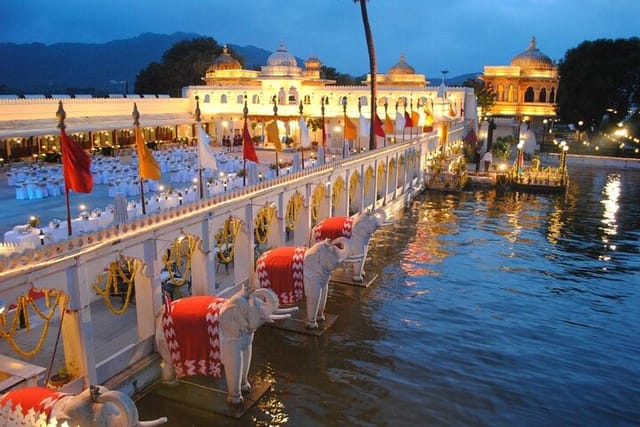 jag-mandir-island-dinner-with-lake-pichola-boat-ride-transfers_1