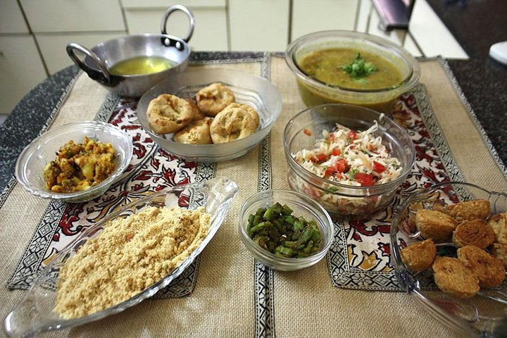 Vegetarian cooking class in Agra with a local