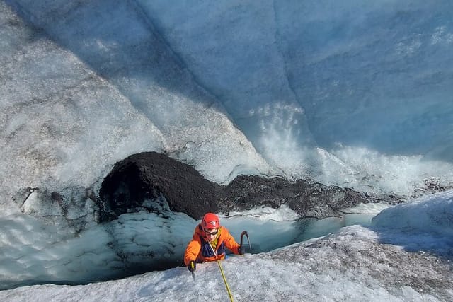 small-group-ice-climbing-and-glacier-hiking-in-solheimajokull_1