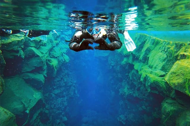 snorkeling-between-continents-in-silfra-with-photos-included_1