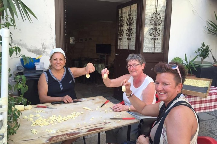 Bari walking tour with pasta making