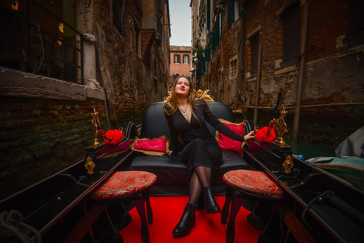 Luxurious Photoshoot in Venice - Photo 1 of 11