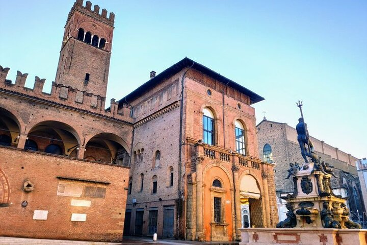 Murder Mystery Outdoor Escape Game in Bologna - Photo 1 of 8