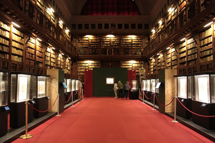 Discover the original drawings and sketches of da Vinci's Codex Atlanticus, within the fascinating frame of the ancient reading room of the Biblioteca Ambrosiana, the Sala Federiciana