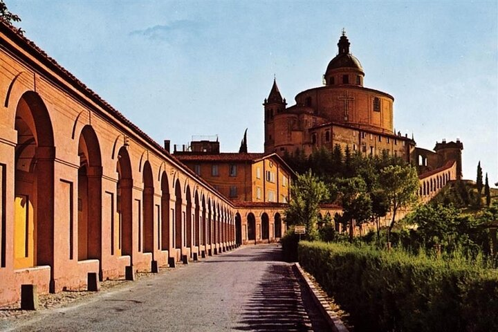 Porticoes of Bologna and Basilica San Luca Guided tour - Photo 1 of 9