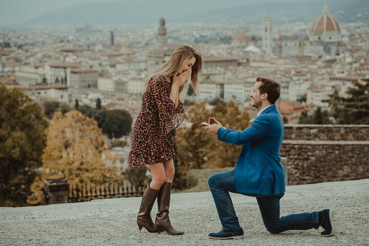 marriage proposal at Piazzale Michelangelo in Florence