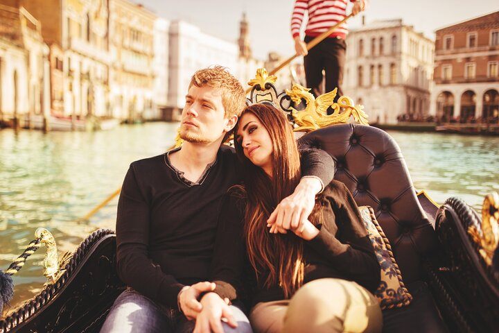 Private Photoshoot on Personal Gondola in Venice - Photo 1 of 8