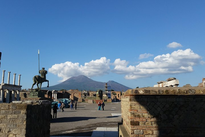 Tour in the ruins of Pompeii with an archaeologist - Photo 1 of 25