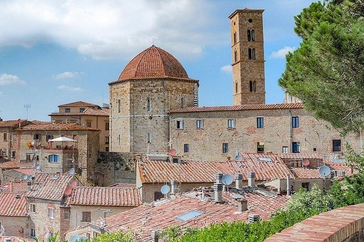 Transfer from Pisa to Volterra and surroundings or from Volterra to Pisa. - Photo 1 of 6