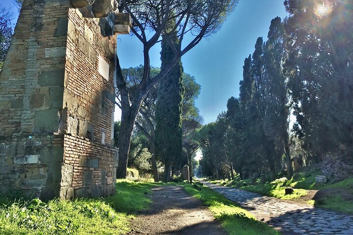 Urban fitwalking at the Appia Antica Park early in the morning - Photo 1 of 3