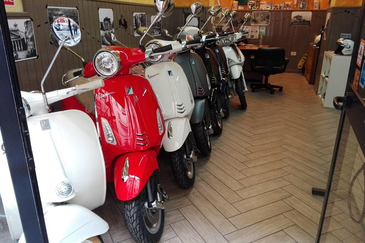 Vespa Rental in Rome 24 hours - Photo 1 of 14