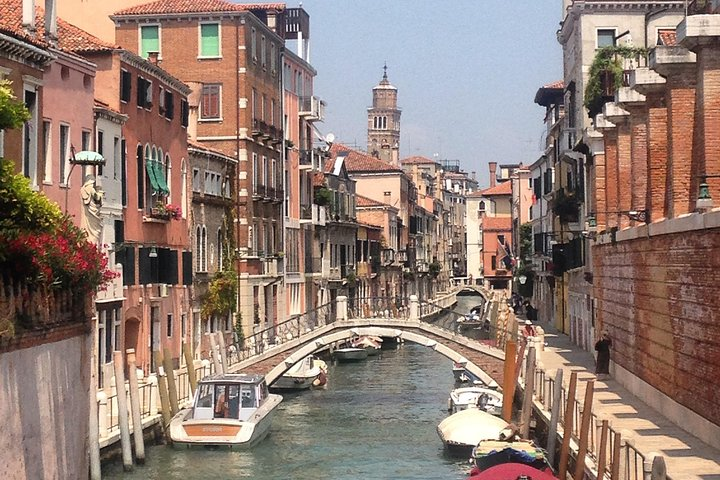 Welcome! Highlights and hidden gems of Venice tour with Lucia