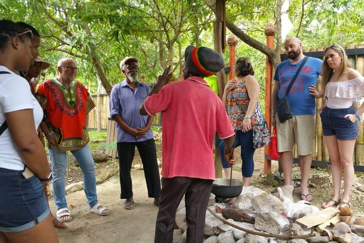 A local explain the jamaican culture with a group of tourist 