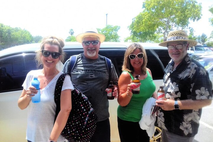 Great Vibes Tour: Four happy guests enjoying their complimentary drinks!
