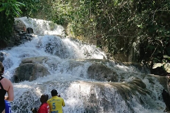 Relaxing at the beautiful Dunns River falls 