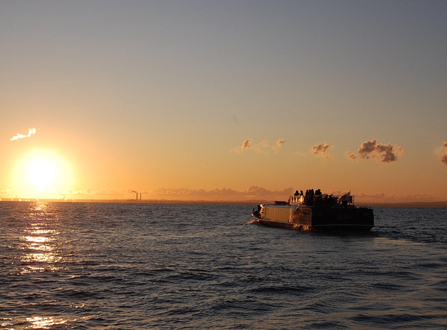 First Sunrise 2024 Book a cruise to view planes and Red Fuji (shared cruise around the coast of Tokyo Haneda Airport with a choice of meals) - Photo 1 of 5