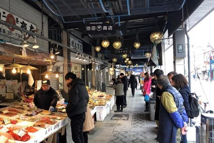 Hand-rolled sushi experience tour at Sapporo Nijo Market - Photo 1 of 3